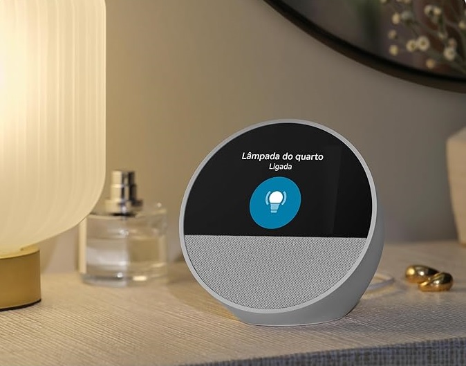 Echo Spot controla dispositivos de casa inteligente com comandos de voz ou toque