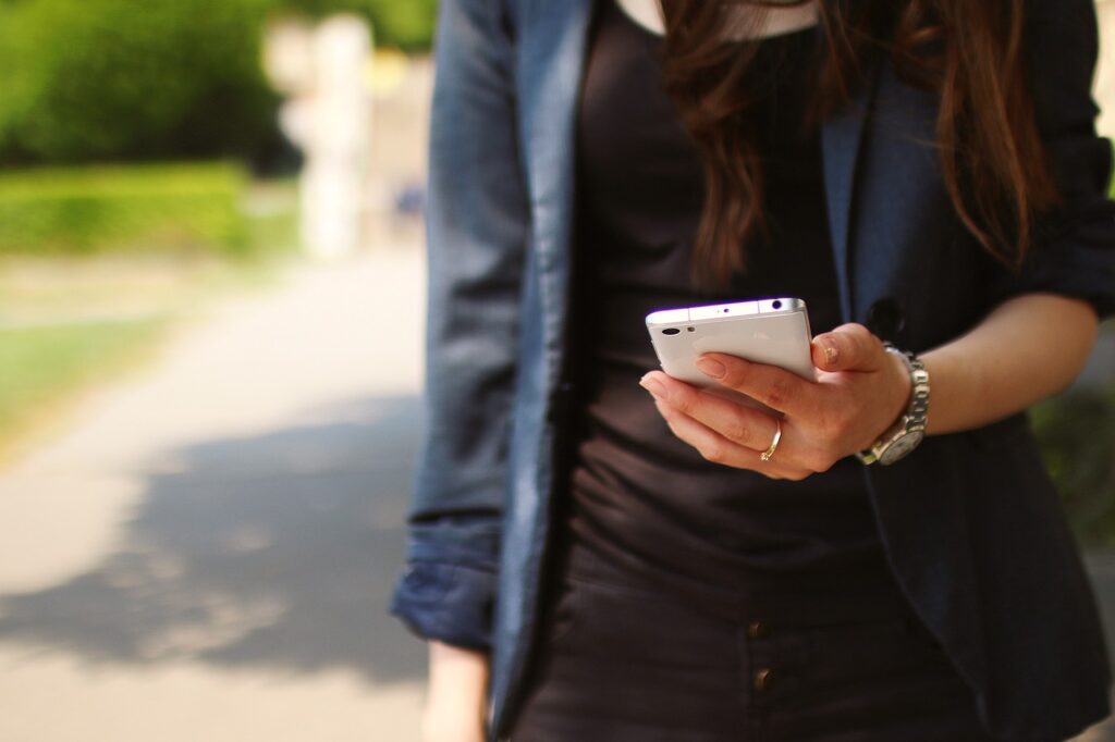 No Brasil, com mais de 258 milhões de celulares em uso, 114 são roubados ou furtados a cada hora, totalizando quase 3 mil por dia.