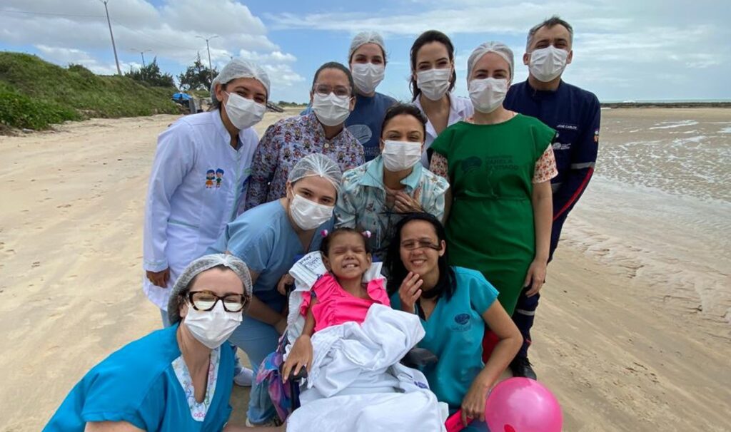 Hospital Infantil Varela Santiago realiza sonho de paciente da UTI Pediátrica de conhecer o mar