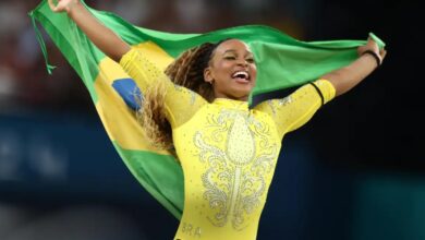 Rebeca Andrade é ouro no solo e vira maior medalhista olímpica do Brasil