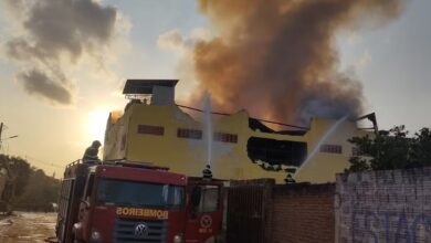 Incendio de grandes proporcoes destroi supermercado no centro de Assu