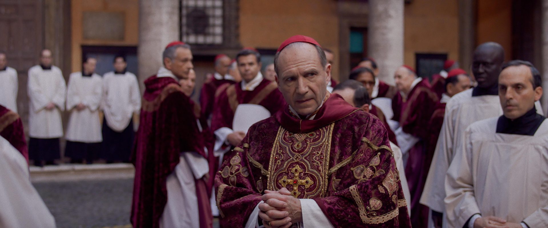 'Conclave' desconstrói a imagem do ‘religioso perfeito’ nas salas do Vaticano