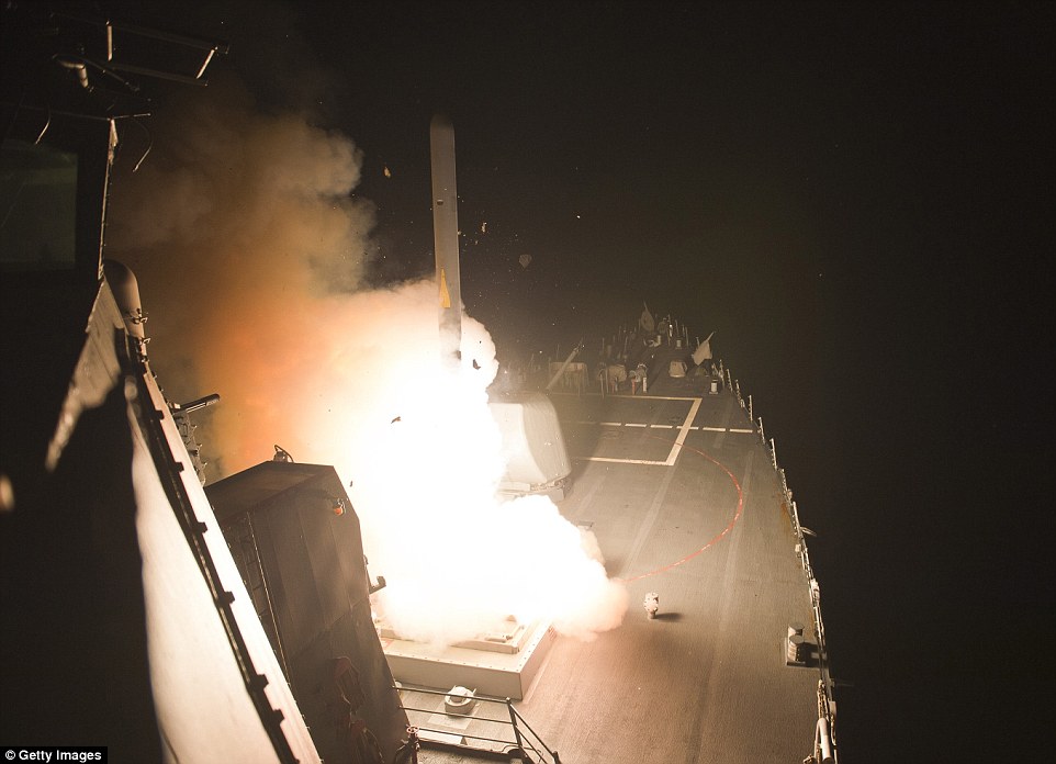 Navios lançando mísseis contra a Síria