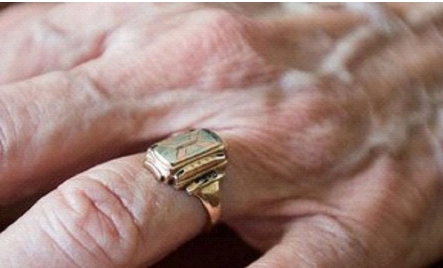 Imagem do anel reencontrado após 60 anos no dedo de sua dona de fato e direito 