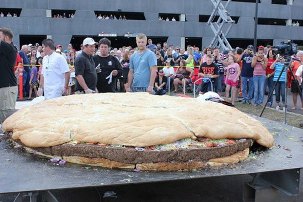 Com 914 quilos, este é o maior e mais pesado hambúrguer do mundo. Foto: Divulgação