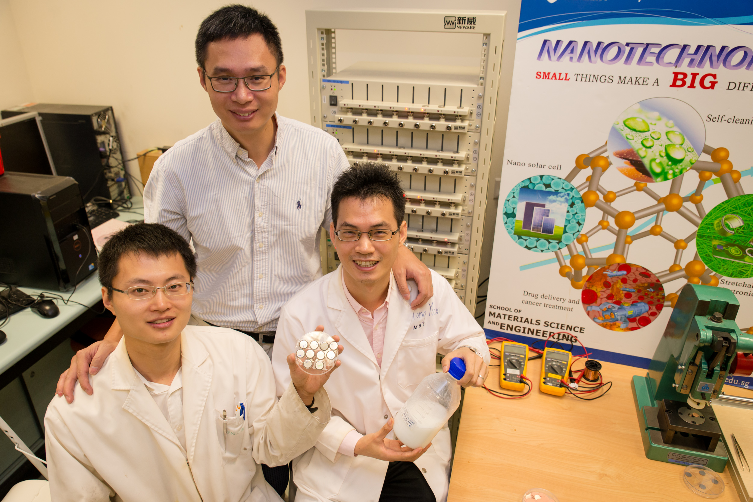 (Da esquerda para a direita) NTU Assoc Professor Chen Xiaodong com o pesquisador Tang Yuxin e o doutorando Deng Jiyang. Foto: Divulgação/Universidade Tecnológica de Nanyang