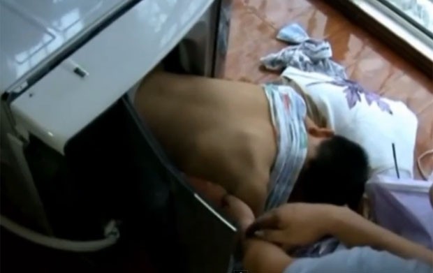 Menino ficou preso na máquina de lavar roupa enquanto brincava com amigos (Foto: Reprodução/YouTube/ODN) 