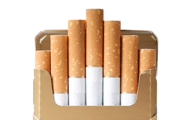 Partidários do e-cigarros dizem que os aparelhos são uma alternativa mais segura ao tabaco tradicional, cujo ramo de produtos químicos e gases tóxicos podem causar câncer, doenças cardíacas e derrames. Foto: Reprodução/Daily Mail