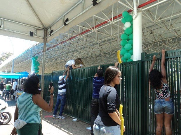 Jovem-recebe-ajuda-para-pular-o-portão-do-colégio-Sigma-na-Asa-Sul