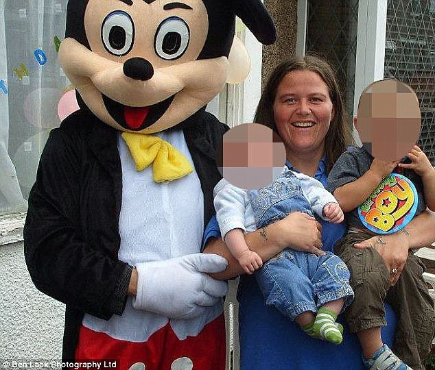 A mulher já havia sido presa por deixar os filhos viverem em situação de miséria extrema. Foto: Reprodução/Daily Mail
