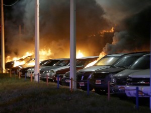 Carros pegando fogo durante protesto em Ferguson (Foto: AP Photo/Charlie Riedel)