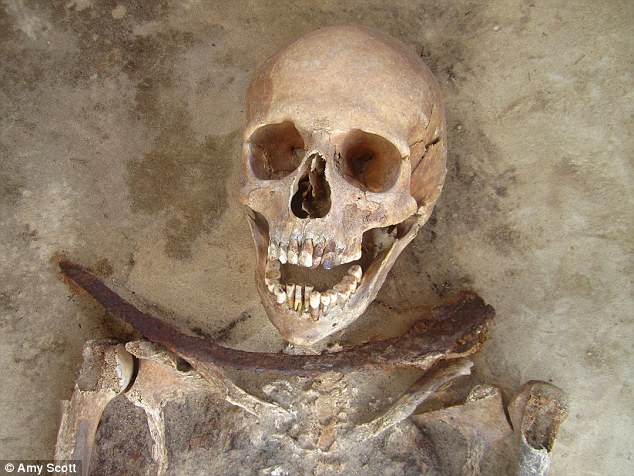 Os supostos vampiros foram enterrados em rituais bizarros, uns com uma foice cravada no pescoço. Foto: Reprodução/Daily Mail