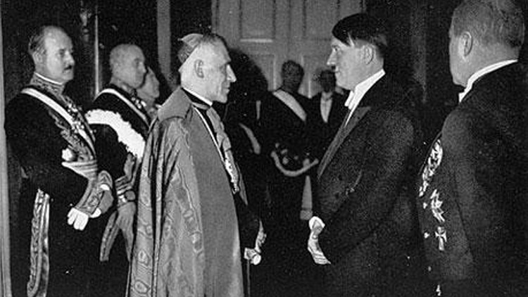 Pio XII chegou a ser conhecido como o "Papa de Hitler", durante a Segunda Guerra Mundial, especialmente por sua suposta indiferença para com a perseguição dos judeus .Foto: www.yadvashem.org . 