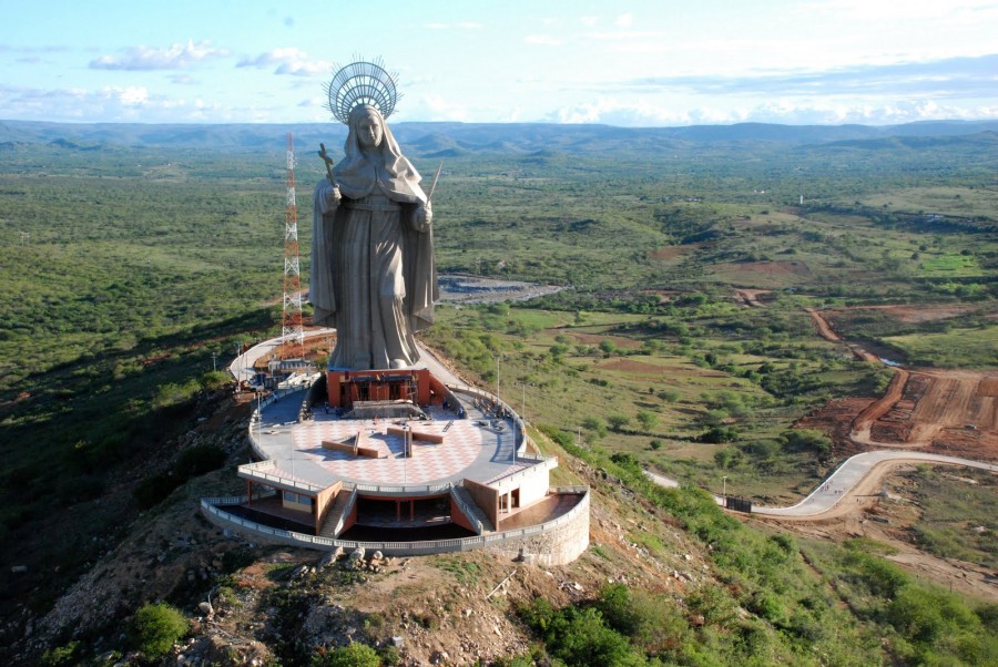 estatua-santa-rita-demis-roussos