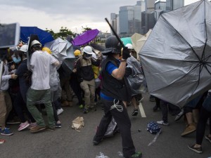Policial tentando dispersar grupo de manifestantes (Foto: AFP PHOTO / DALE de la REY)