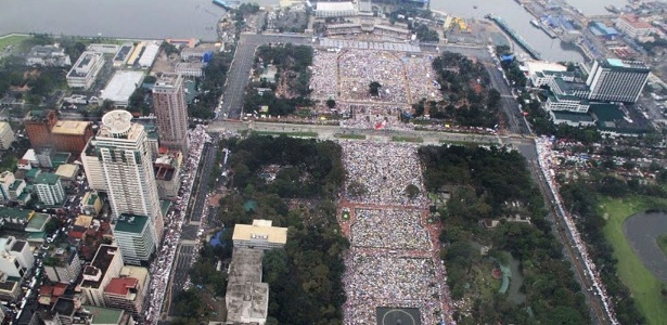 Ao menos 6 milhões de pessoas assistiram a missa do Papa Francisco nas Filipinas. Foto: Philippine Air Force Public Information Office/ AFP 