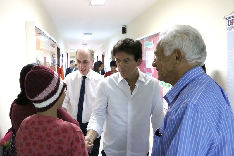 Visita-Hospital-Infantil-Varela-Santiago_Demis-Roussos-2