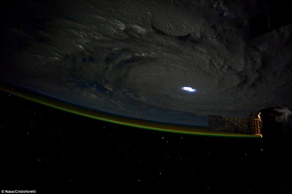 A imagem mostra uma linha verde fina ao longo do horizonte conhecido como airglow. Foto: Reprodução/NASA