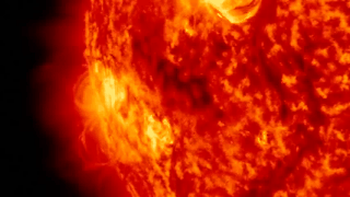 A Terra pode estar prestes a ser atingido por uma série de explosões solares nocivos como uma enorme manchas solares se alinha com o planeta. GIF: Daily Mail
