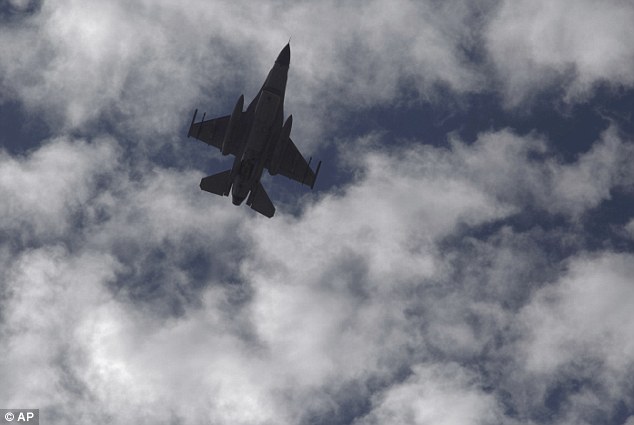 Um esquadrão de caças F16 dos Emirados Árabes Unidos chegou na Jordânia. Foto: AP