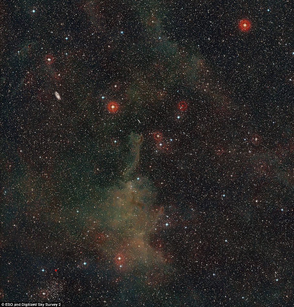 A parte da cabeça de CG4 é uma espessa nuvem de gás e poeira, que só é visível, pois é iluminada pela luz das estrelas