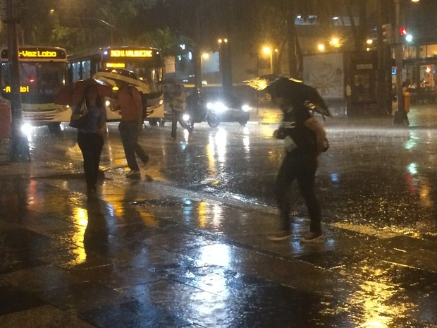 Chuva no Centro do Rio (Foto: Daniel Silveira/G1) 