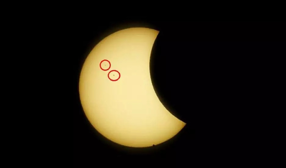 Além do eclipse, dois pontos estranhos chamaram a atenção do público. Foto: Reprodução/Daily Mail