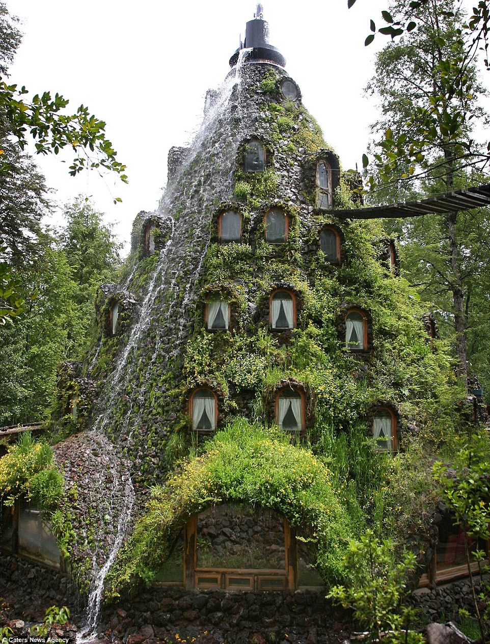 No meio da floresta da Patagônia chilena está o Montaña Mágica Lodge, um hotel de luxo construído dentro de um vulcão feito pelo homem 