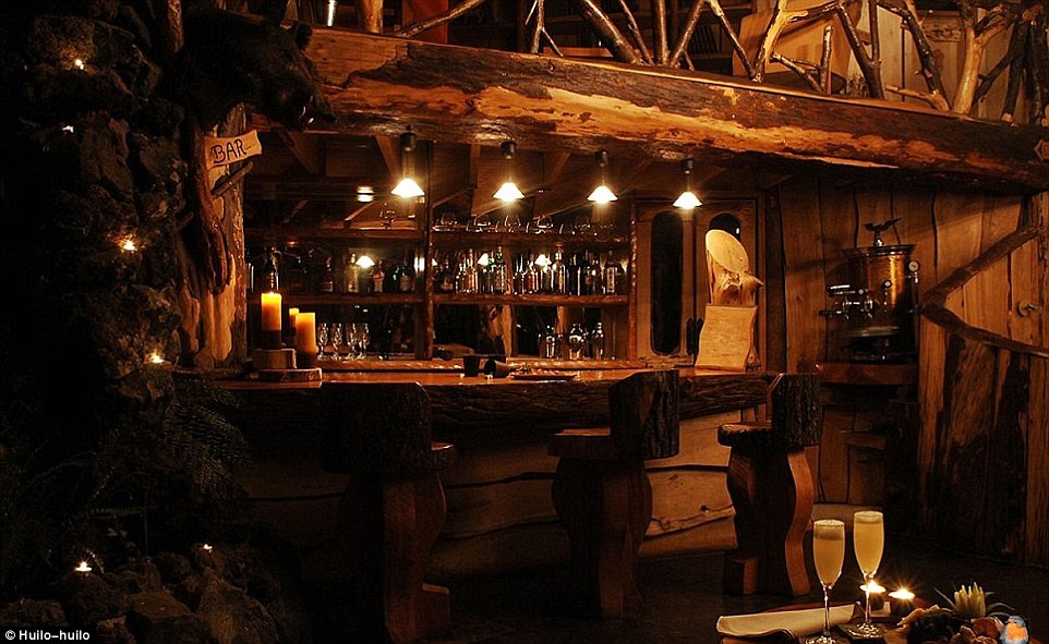O bar e restaurante no interior é tão belo quanto o exterior, com a sua madeira e pedra na decoração totalmente natural 
