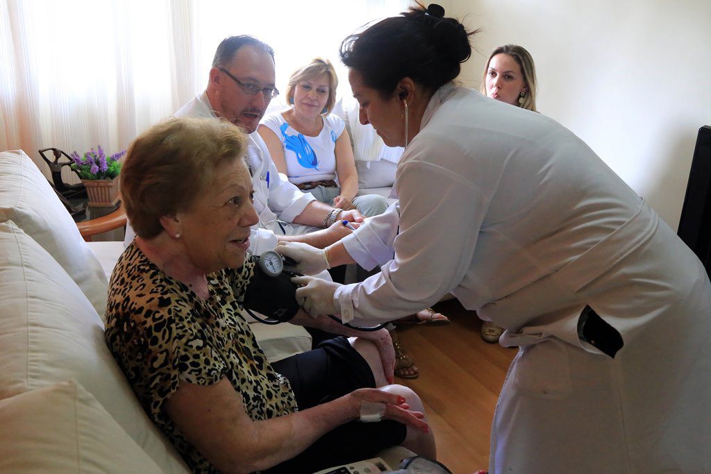 Atendimento-domiciliar-melhora-qualidade-de-vida-de-pacientes-com-pouca-mobilidade-em-Curitiba-foto-Valdecir-Galor-SMCS_201502110003