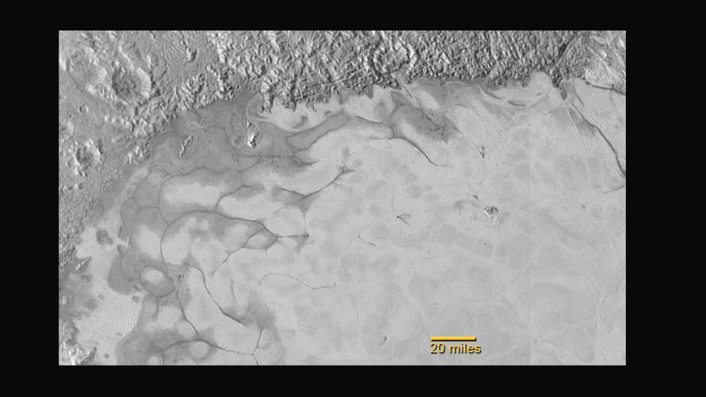 Imagem divulgada pela NASA mostra gelo na superfície de Plutão (Foto: NASA/JHUAPL/SwRI) 