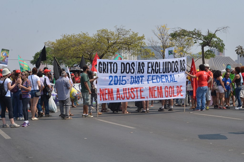 Integrantes de movimentos sociais participam da 21º marcha Grito dos Excluídos, após o desfile do 7 de setembro, na Esplanada dos Ministérios, em Brasília (Foto: Antonio Cruz/Agência Brasil)