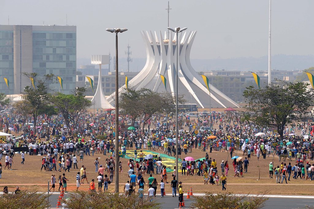 Brasilienses tomaram os 22 mil lugares das arquibancadas montadas na Esplanada dos Ministérios para acompanhar, na manhã desta segunda-feira (7), o desfile que celebrou o 193º aniversário da independência do Brasil (Foto: Gabriel Jabur/ Agência Brasília)