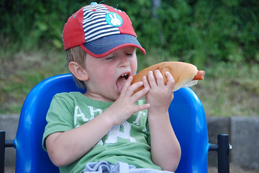 criança comendo 1