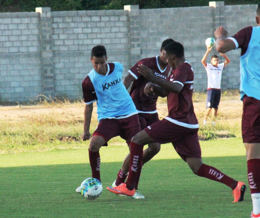 Arthur Henrique disputando jogada 1