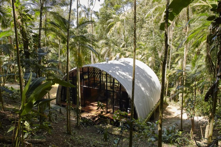 Casa moderna na cachoeira em Paraty - RJ