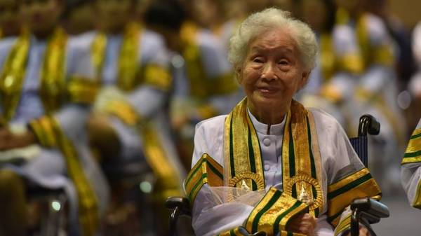 IDOSA DE 91 ANOS SE FORMA EM UNIVERSIDADE NA TAILÂNDIA