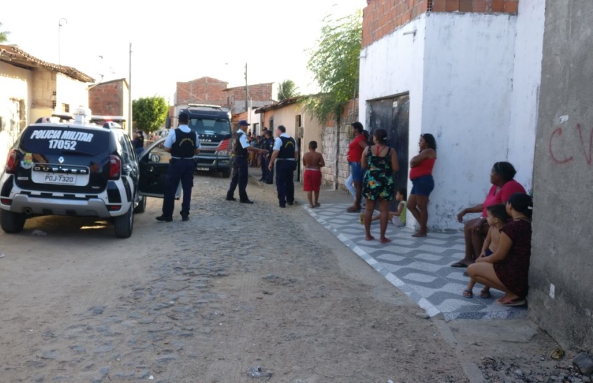 Imagem da Polícia Militar no local (Foto: Dorian Girão/TV Jangadeiro)