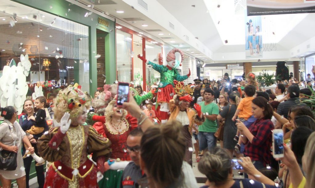 papai noel e pinóquio natal shopping