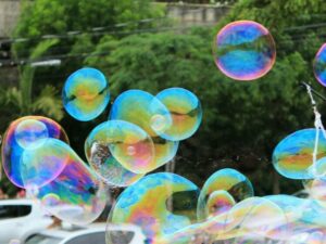 Bolhas de sabão gigantes animam o domingo no Parque da Cidade