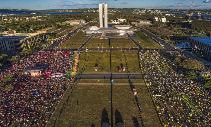 esplanada apoiadores de lula e movimento brasil livre