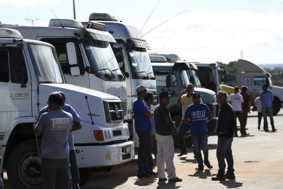 Greve dos caminhoneiros tem apoio de 87% dos brasileiros