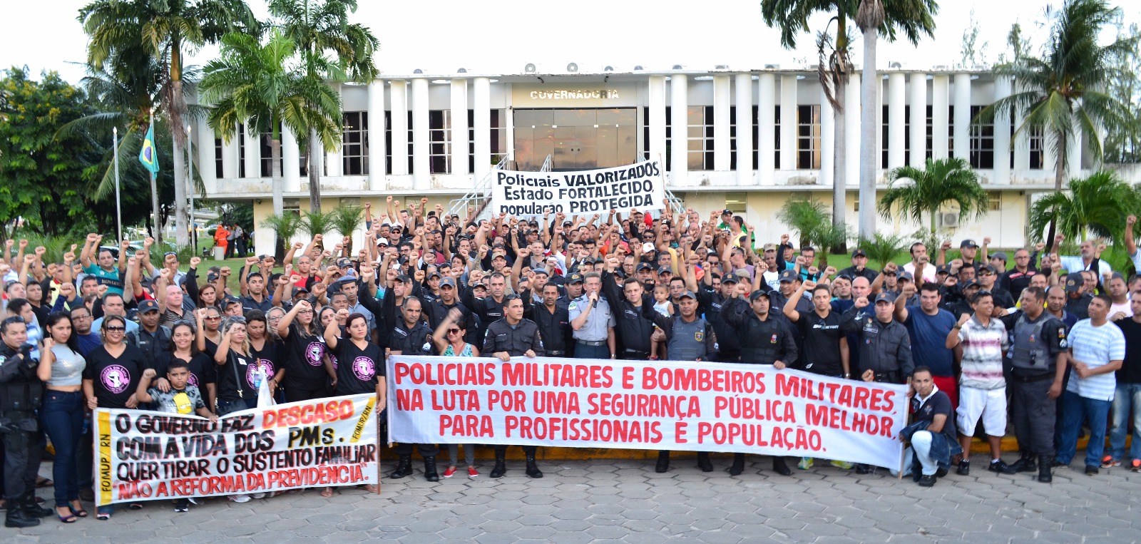 Policiais e bombeiros participam de ato nesta quarta