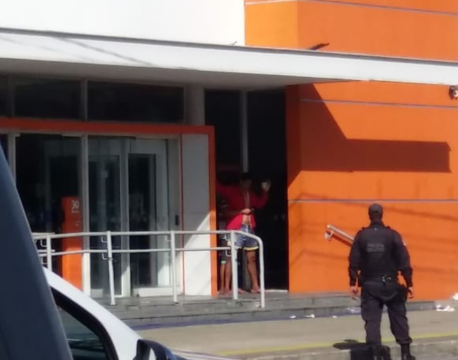 Bandido faz refém dentro do Itaú na Zona Norte de Natal