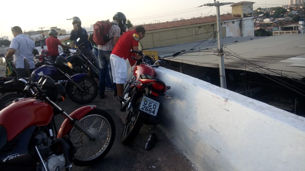 Motoqueiro bate em mureta e cai de viaduto da Urbana em Natal