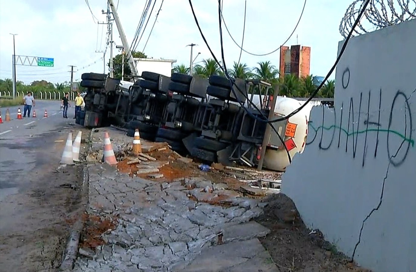 Motorista de carreta morre após perder controle do veículo e bater em muro em Parnamirim RN