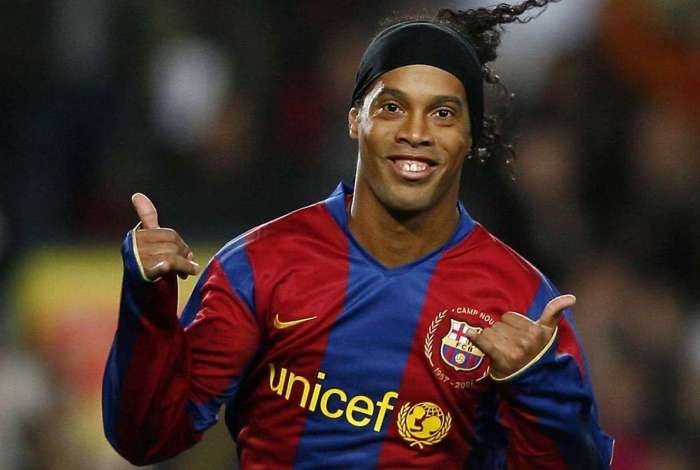 Barcelona se afasta de Ronaldinho Gaúcho por ele declarar apoio a Bolsonaro