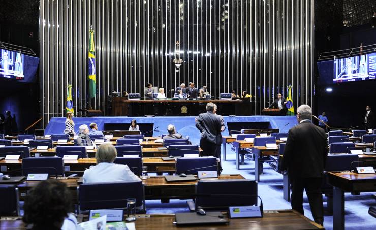 Após aprovar reajuste no salário de ministros Senado aprova corte em fundo para Educação