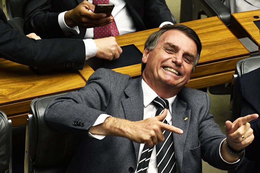 Bolsonaro assina decreto que flexibiliza posse de armas