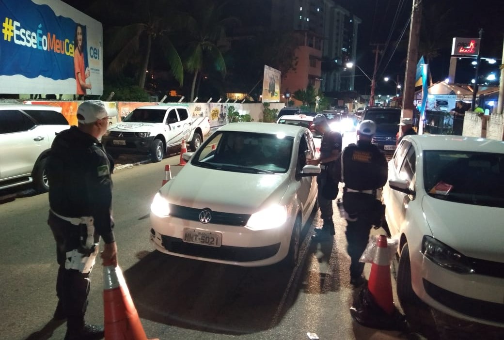 Detran fiscaliza 782 motoristas em blitz na praia de Pirangi